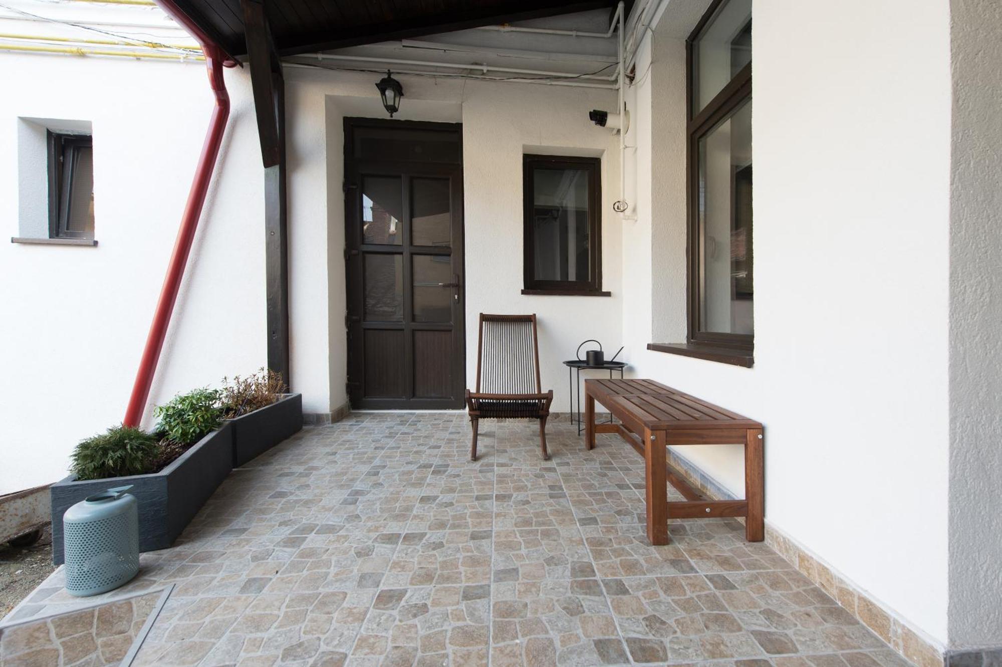 Gorgeous Brasov Flat With Patio And Mountain Views Apartment Exterior photo