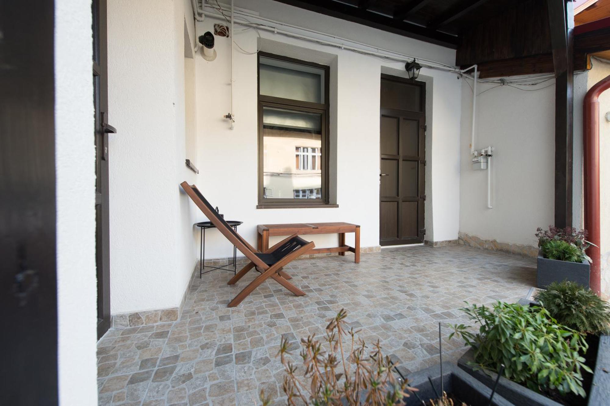 Gorgeous Brasov Flat With Patio And Mountain Views Apartment Exterior photo