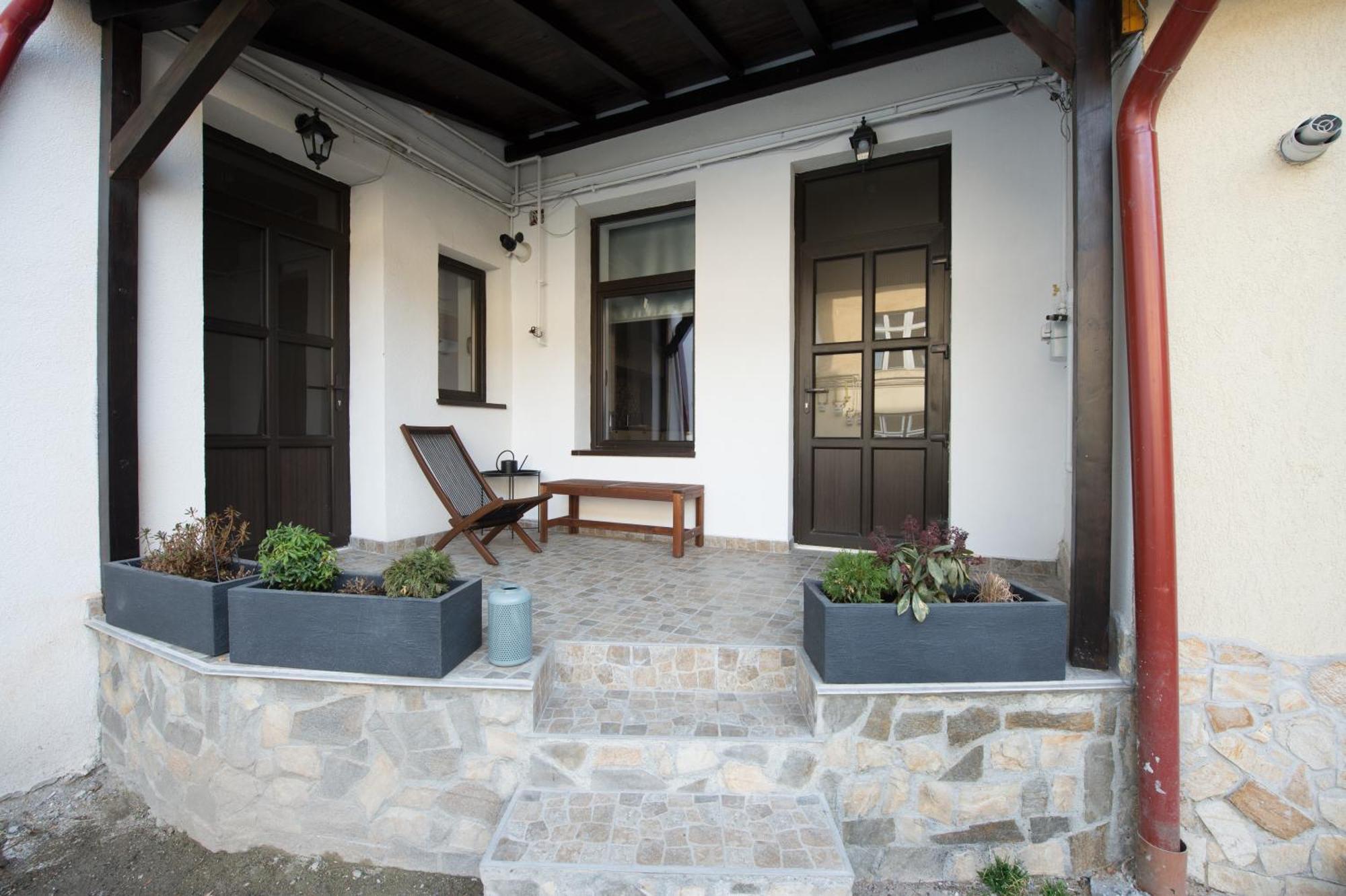 Gorgeous Brasov Flat With Patio And Mountain Views Apartment Exterior photo